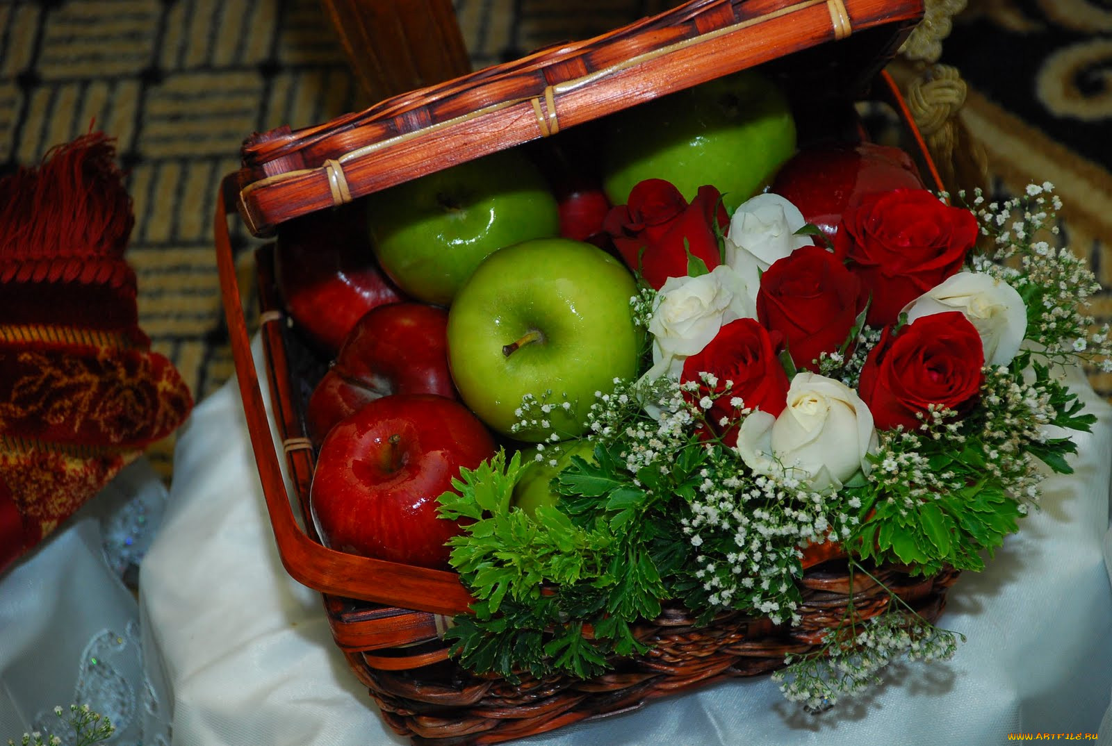 Корзина с яблоками и цветами